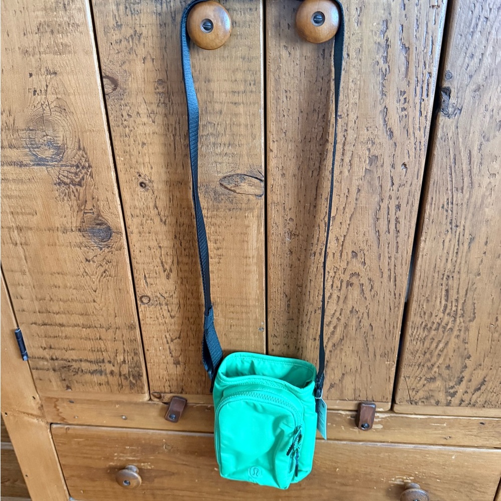 Lululemon Athletica Vibrant Green Crossbody water bottle bag. - Picture 2 of 3